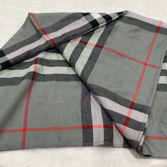 Burberry scarf π§£gray red black 100% cashmere made in Scotland 54β by 72β unisex - Picture 12 of 16